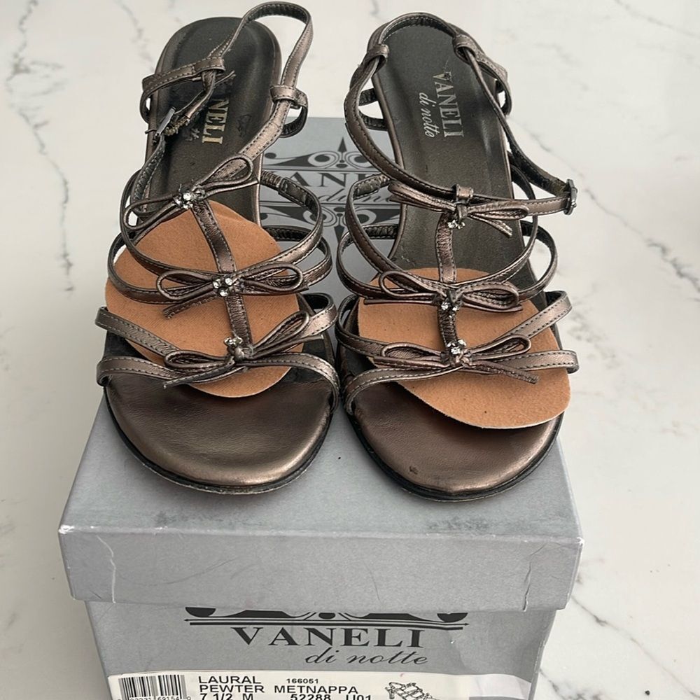 Vaneli Di Notte Pewter Metnappa Laurel Heel Size 7.5